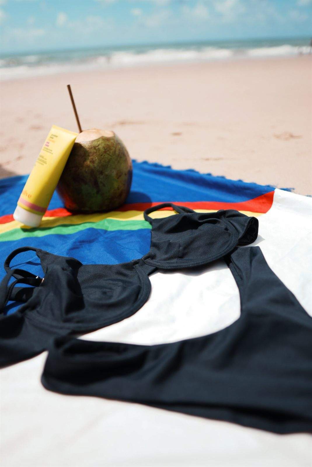 Conjunto preto sobre a bandeira de Pernambuco, na areia